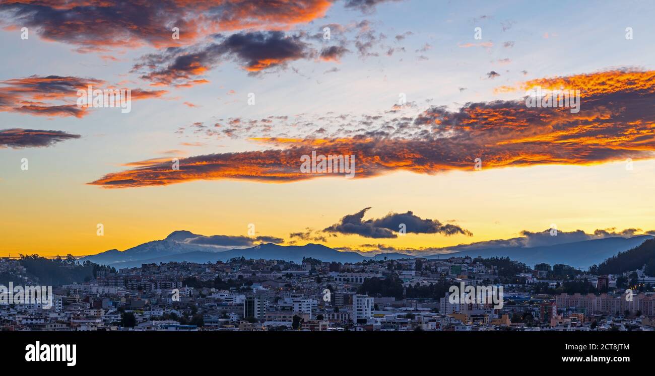 Panorama de la ciudad de Quito al amanecer con el volcán Cayambe, Ecuador. Foto de stock