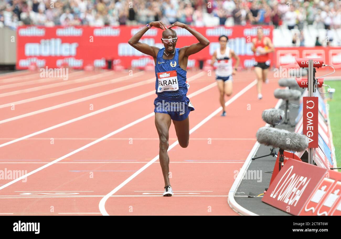 MO FARAH HACE EL "MOBOT" CUANDO CRUZA LA LÍNEA Y GANA EL 5000M. JUEGOS DE ANIVERSARIO - LONDRES. Crédito de la imagen: © Mark Pain / Alamy Foto de stock