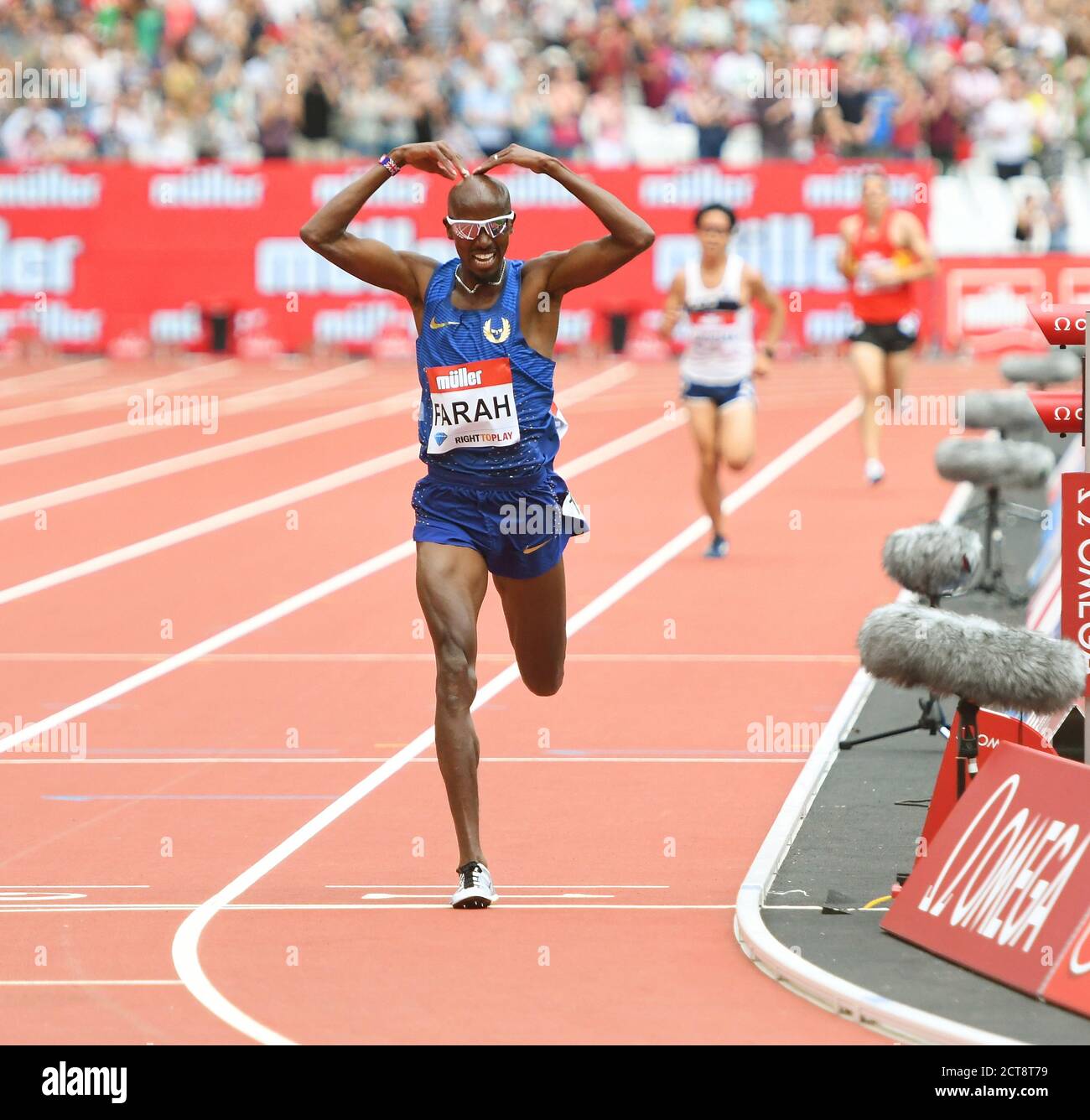 MO FARAH HACE EL "MOBOT" CUANDO CRUZA LA LÍNEA Y GANA EL 5000M. JUEGOS DE ANIVERSARIO - LONDRES. Crédito de la imagen: © Mark Pain / Alamy Foto de stock