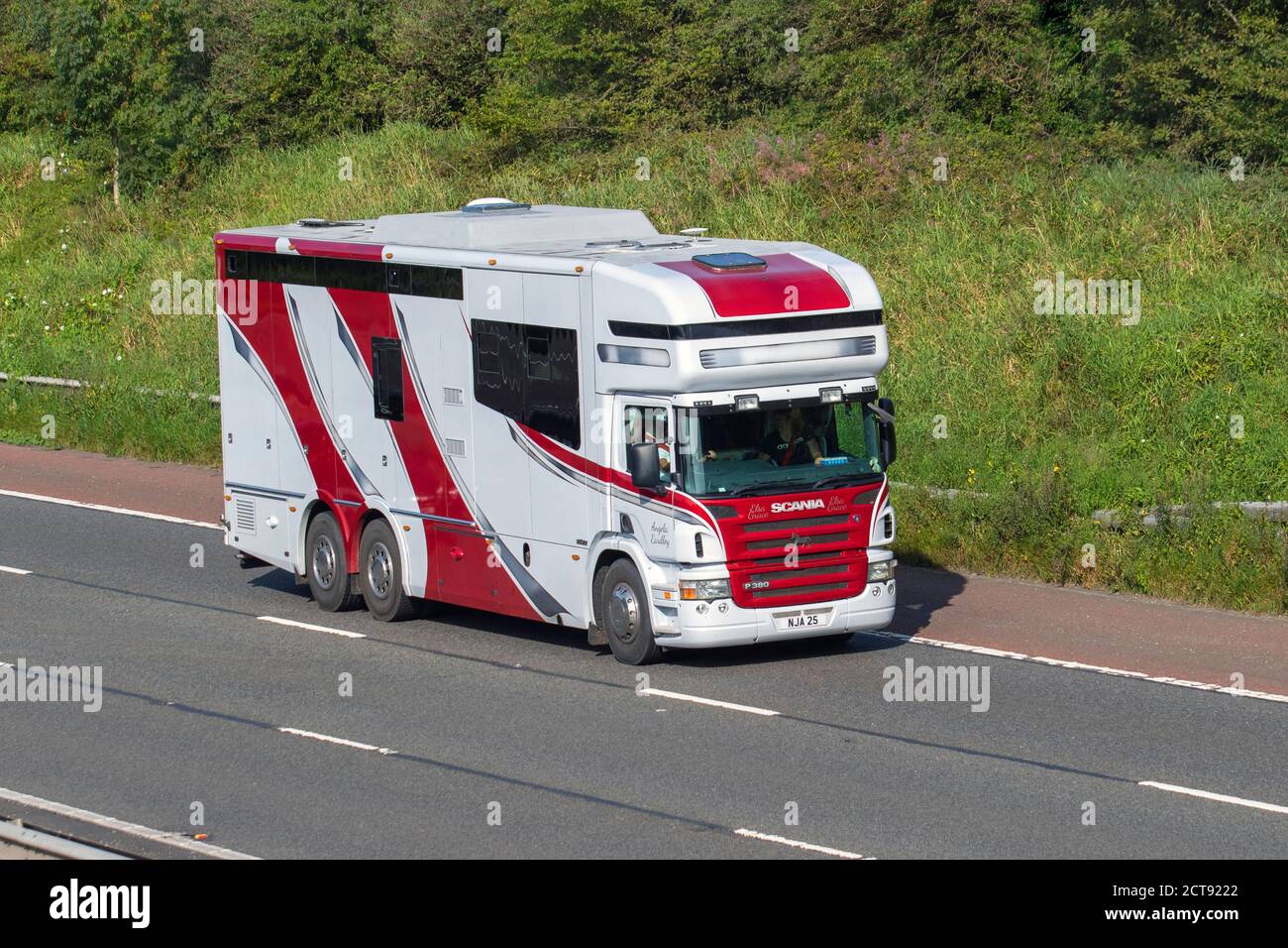 Elsa Grace, Angela Eardley, nombrada Scania 11021cc diesel Caravans y autocaravanas Hymer, autocaravanas en las carreteras de Gran Bretaña, RV vehículo de ocio, vacaciones familiares, vacaciones de caravanas, vacaciones de caravana de turismo, Scania P380 van conversiones, Vanagon autohome, Reino Unido Foto de stock