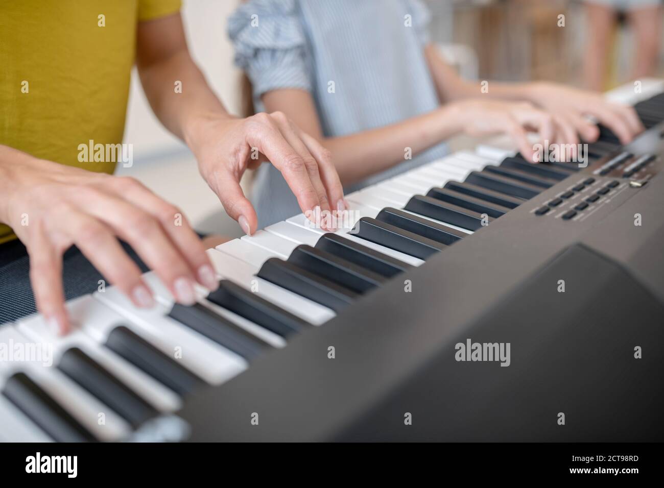 Irmãos Tocando Piano Juntos Na Foto Vertical Da Escola Foto de Stock -  Imagem de musical, foto: 203234146