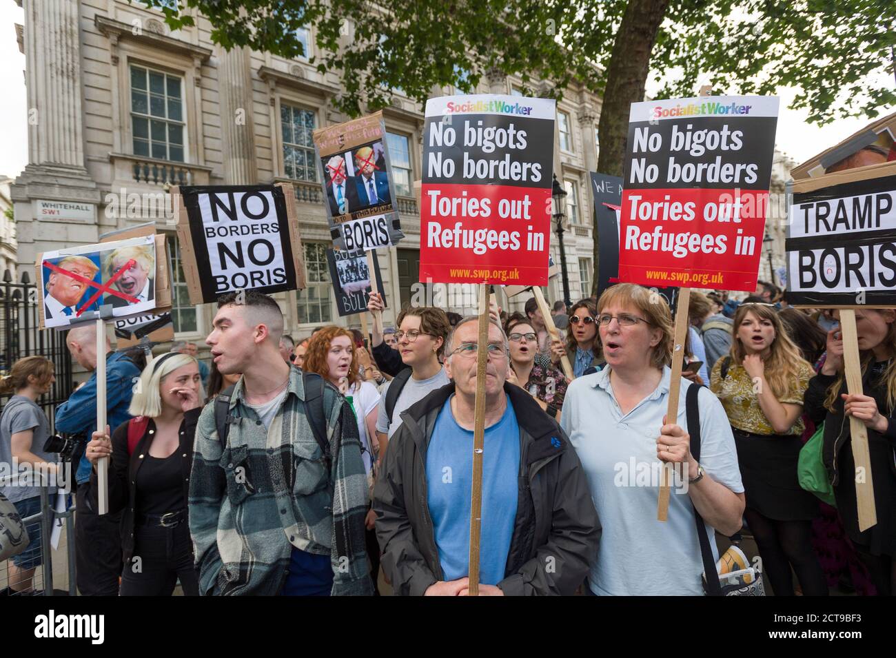 Una protesta contra el resultado del referendo del Brexit de antaño, para que Gran Bretaña abandone la Unión Europea fuera, Downing Street, Whitehall, Westminster, Londres, Reino Unido. 24 de junio de 2016 Foto de stock