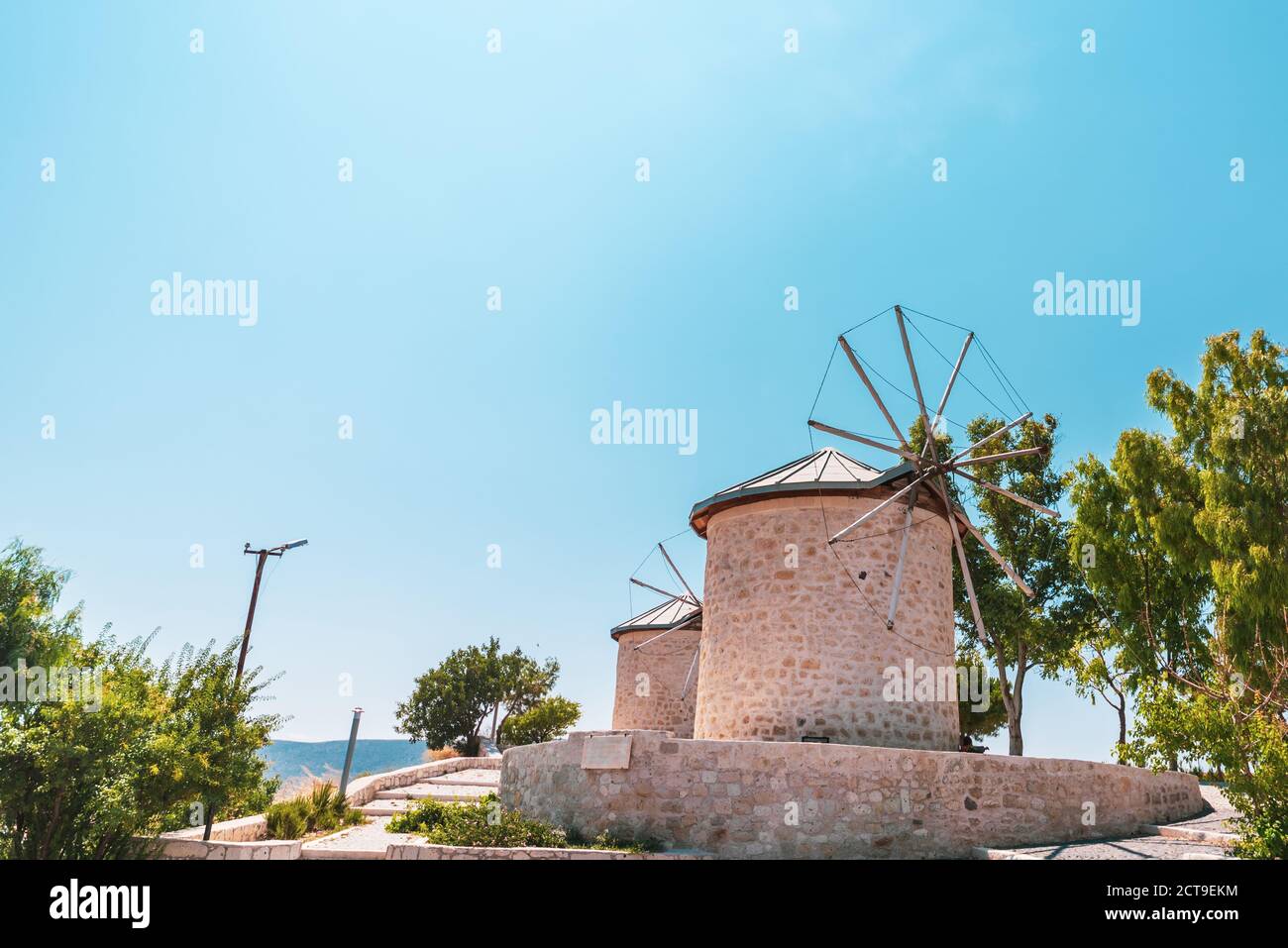 Un antiguo molino de viento clásico en una ciudad tradicional, rural y hermosa. . Foto de alta calidad Foto de stock
