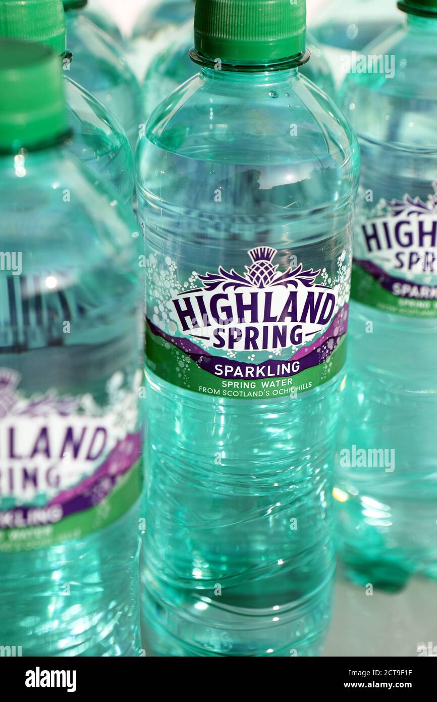 Botellas de agua de Highland Spring Foto de stock