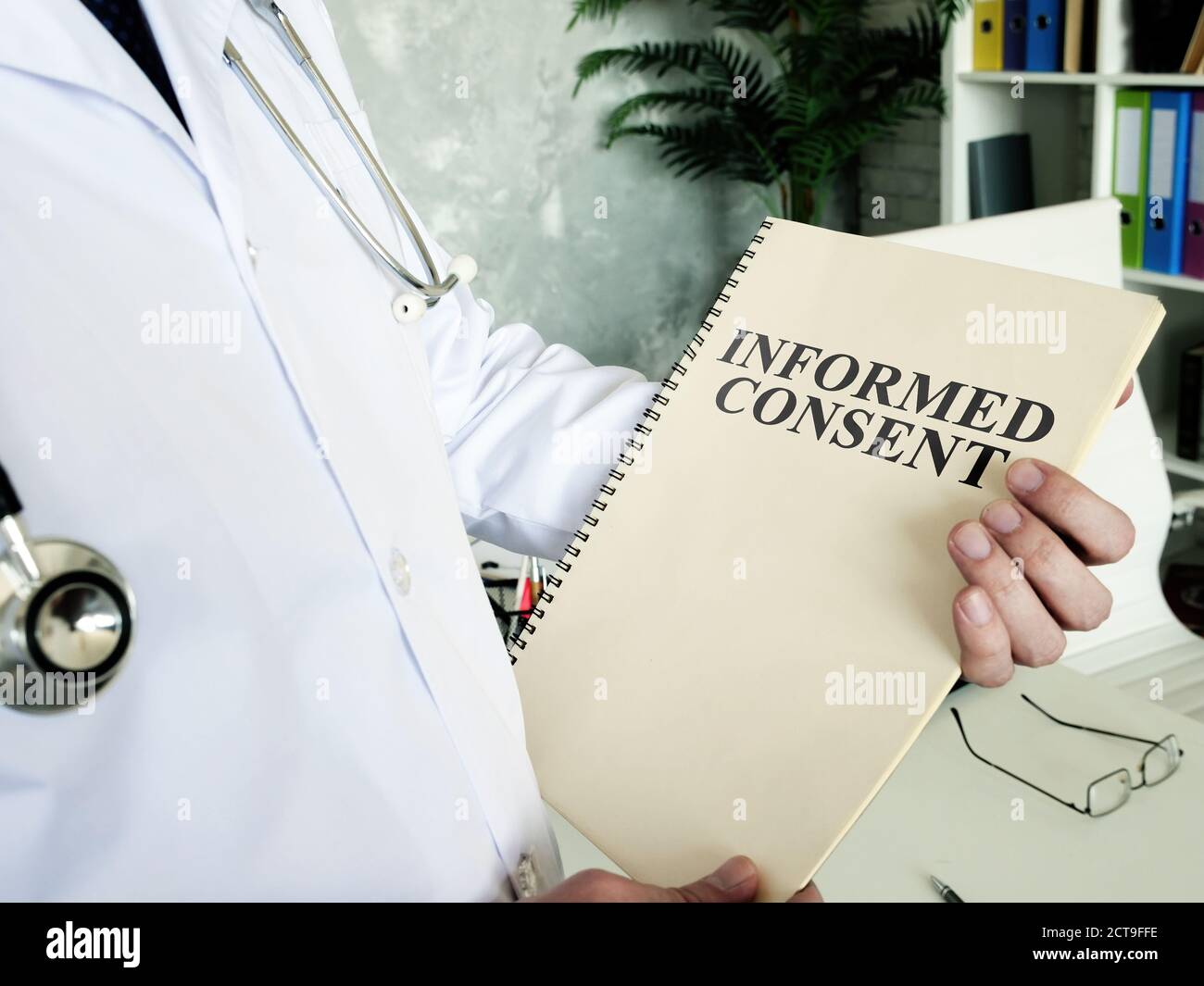 El médico muestra los documentos y el formulario de consentimiento informado. Foto de stock