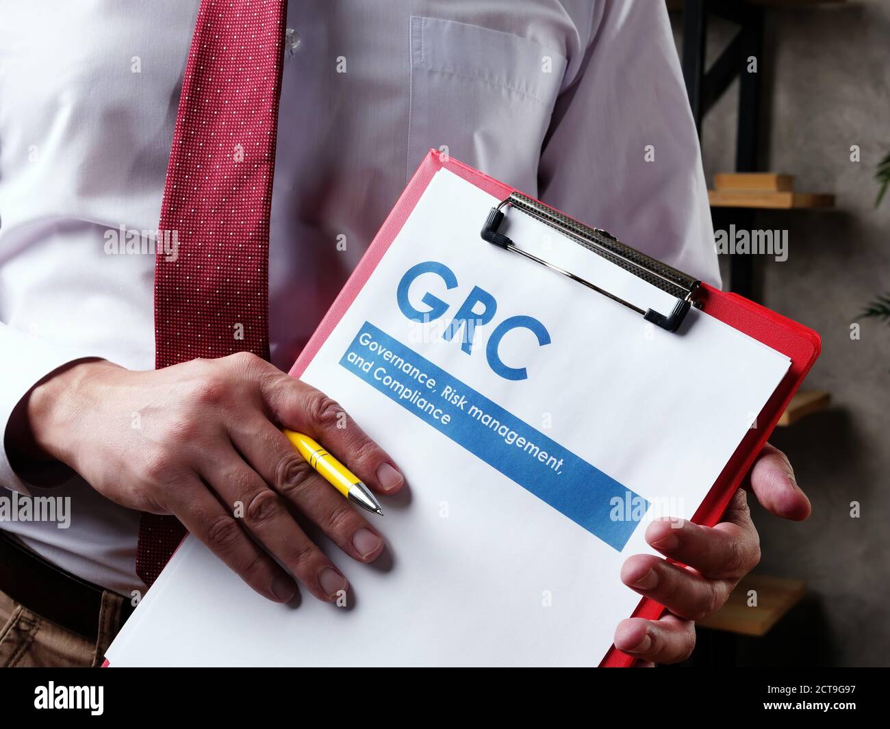 Empresario con GRC Gestión de riesgos y documentos de cumplimiento. Foto de stock