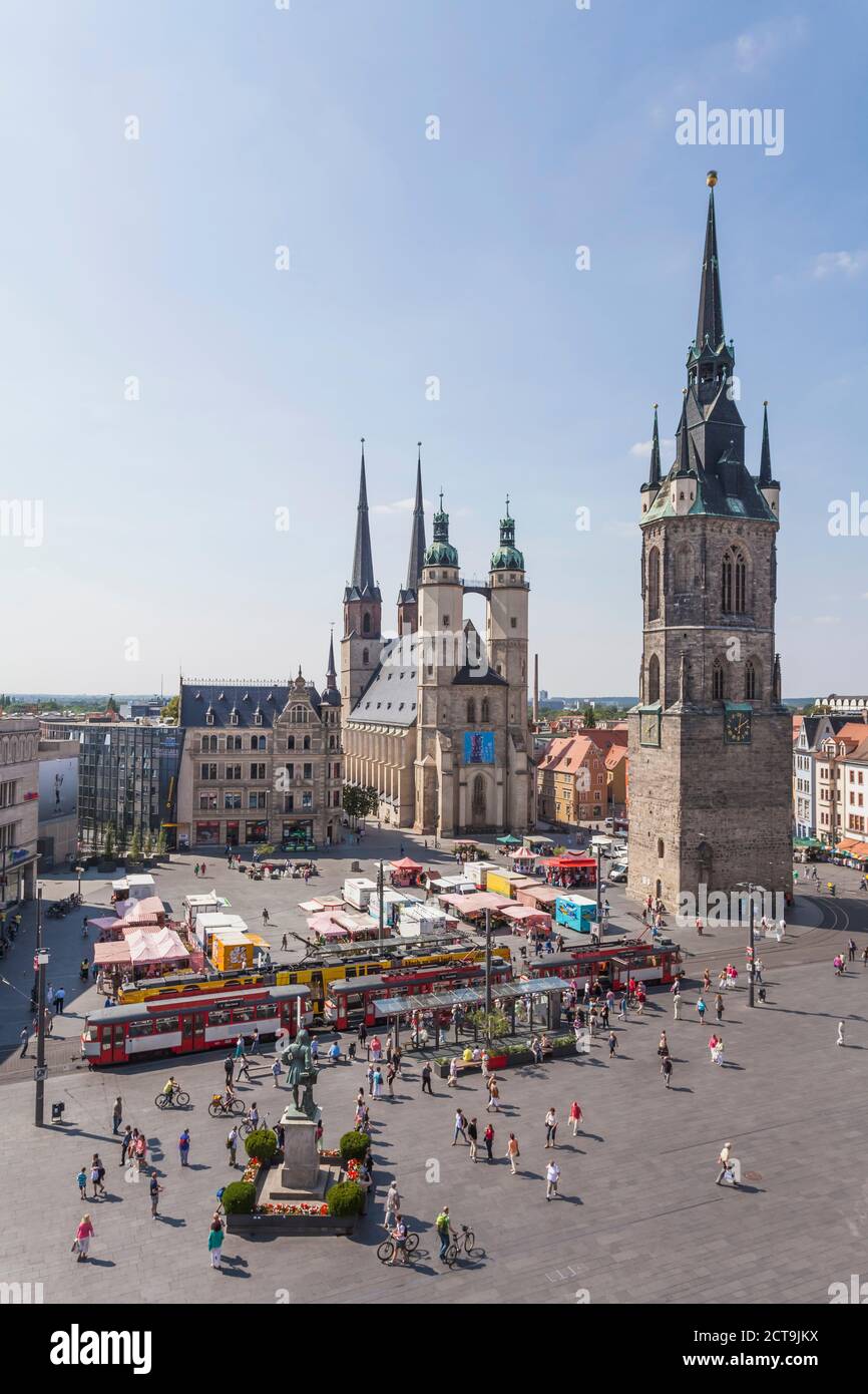 Alemania, en el Estado federado de Sajonia-Anhalt, Hallle, La Plaza del Mercado con la Torre Roja, Haendel Memorial y la iglesia del mercado Foto de stock