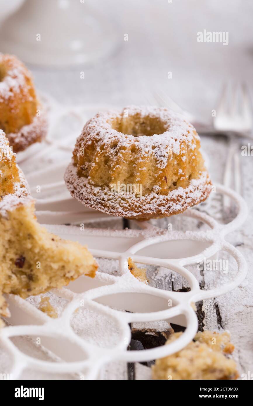 Tuerca pequeña corona pasteles sobre cake stand, Foto de estudio Foto de stock