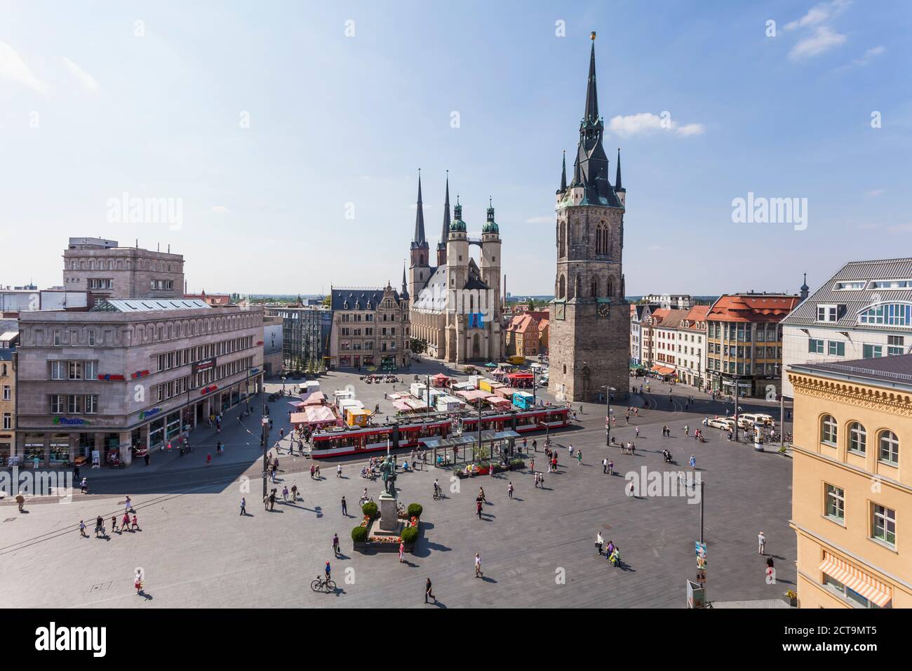 Alemania, en el Estado federado de Sajonia-Anhalt, Hallle, La Plaza del Mercado con la Torre Roja, Haendel Memorial y la iglesia del mercado Foto de stock