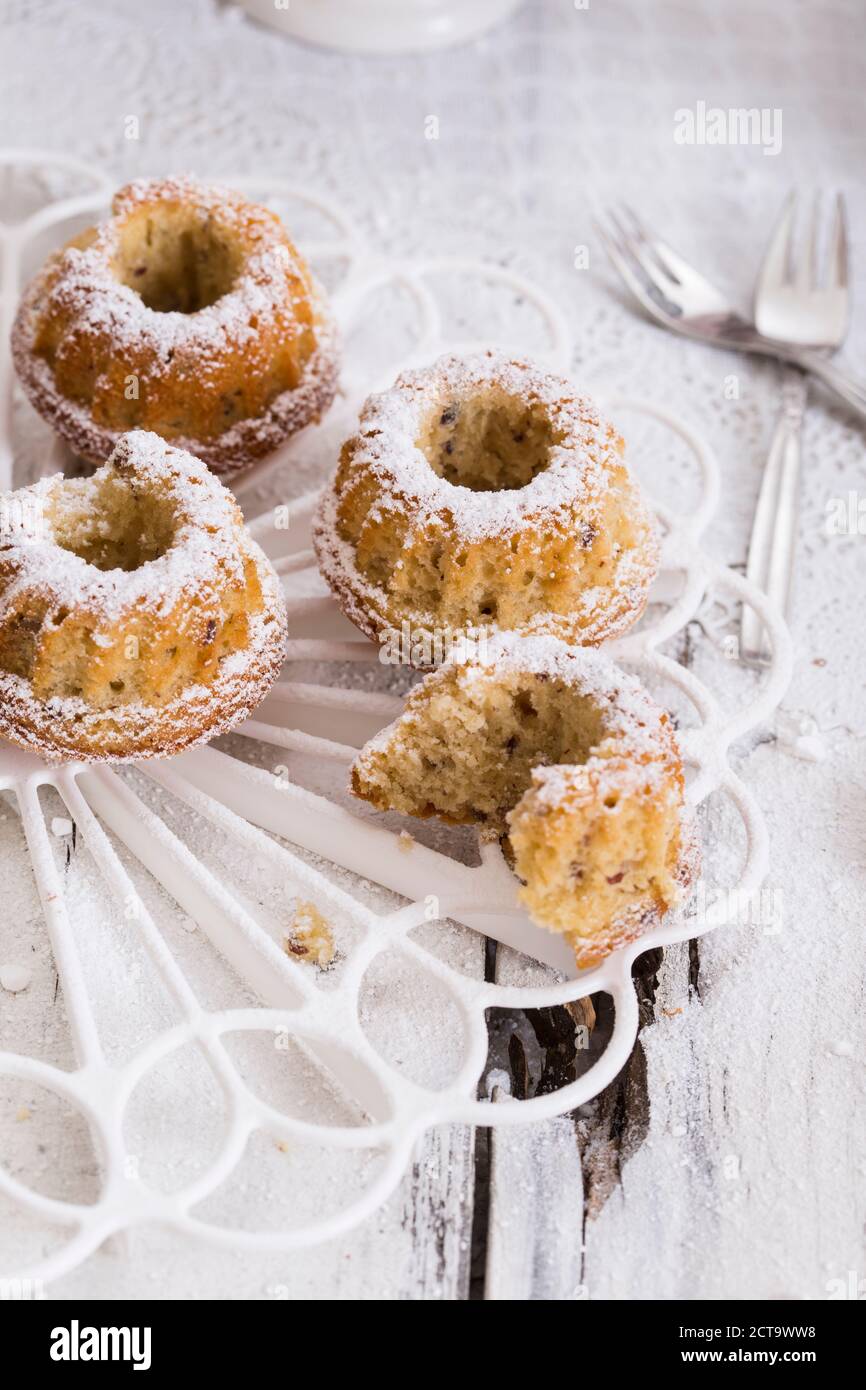 Tuerca pequeña corona pasteles sobre cake stand, Foto de estudio Foto de stock