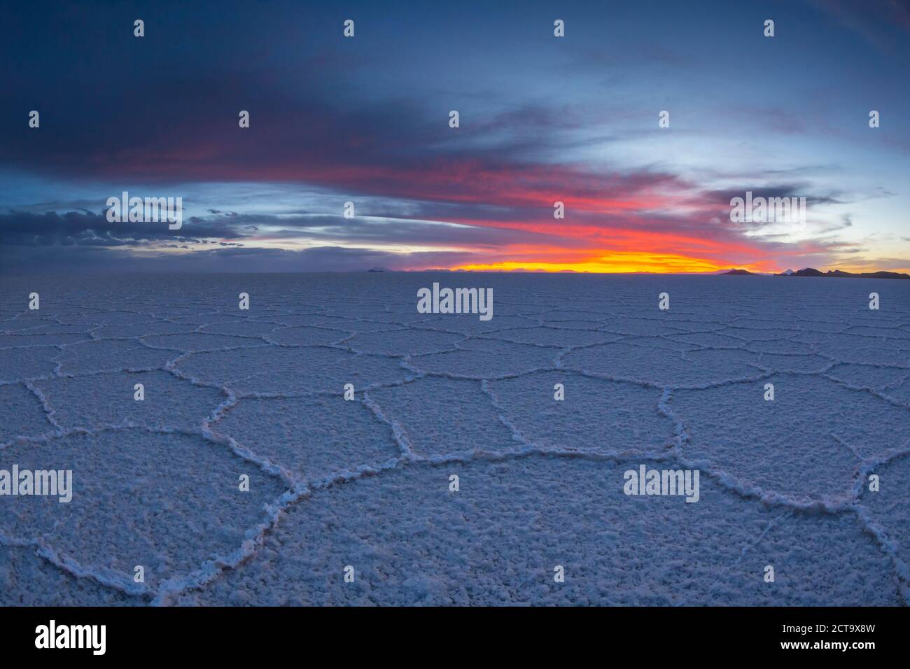 América del Sur, Bolivia, Atacama, Altiplano, el Salar de Uyuni al atardecer Foto de stock