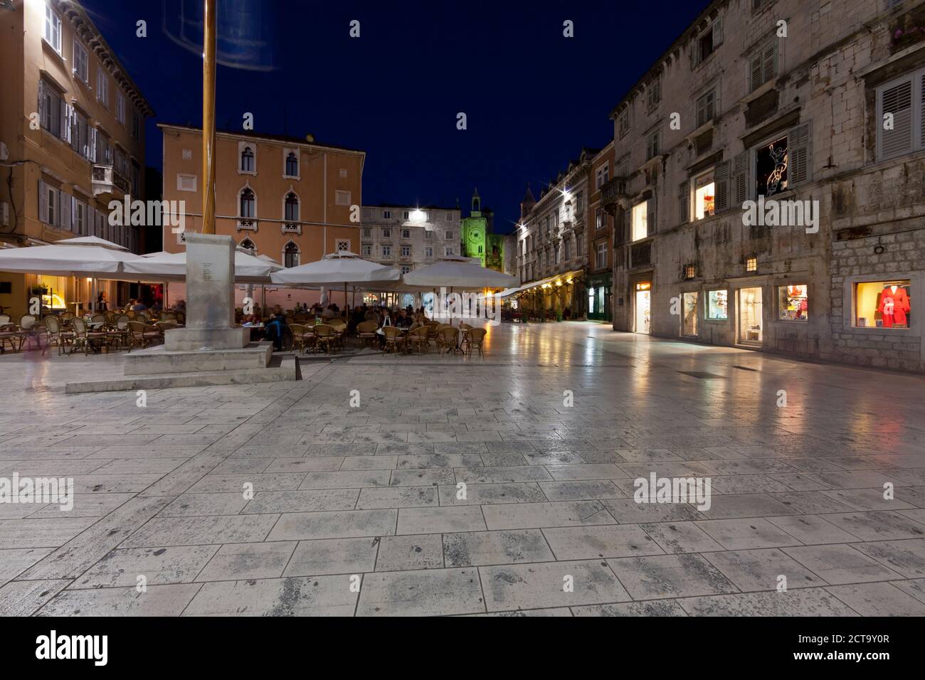 Croacia, Split, casco antiguo de la ciudad y restaurantes, Narodni trg lugar Foto de stock