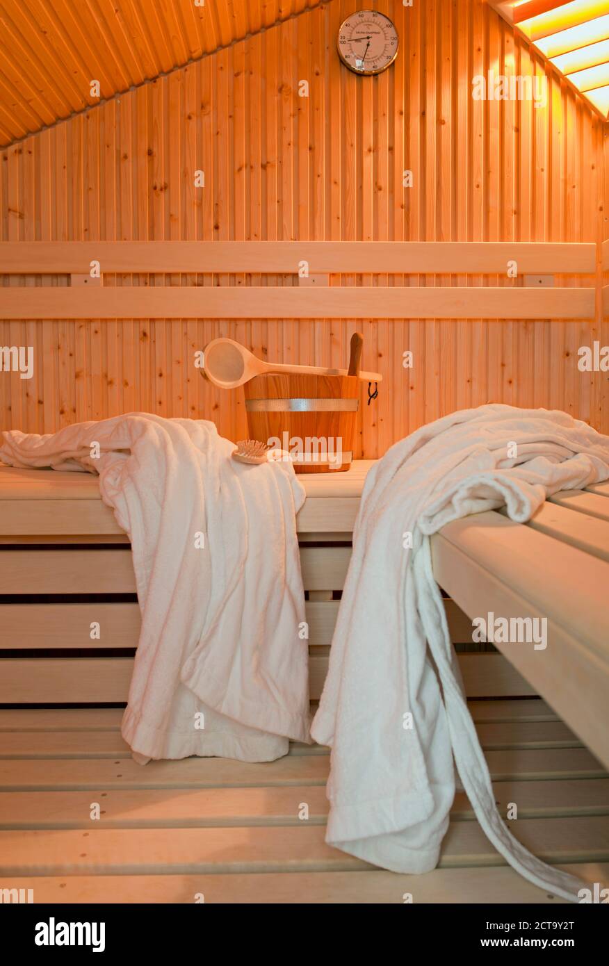 Alemania, Aquisgrán, sauna, bancos de madera, batas de baño, cepillo y bañera Foto de stock