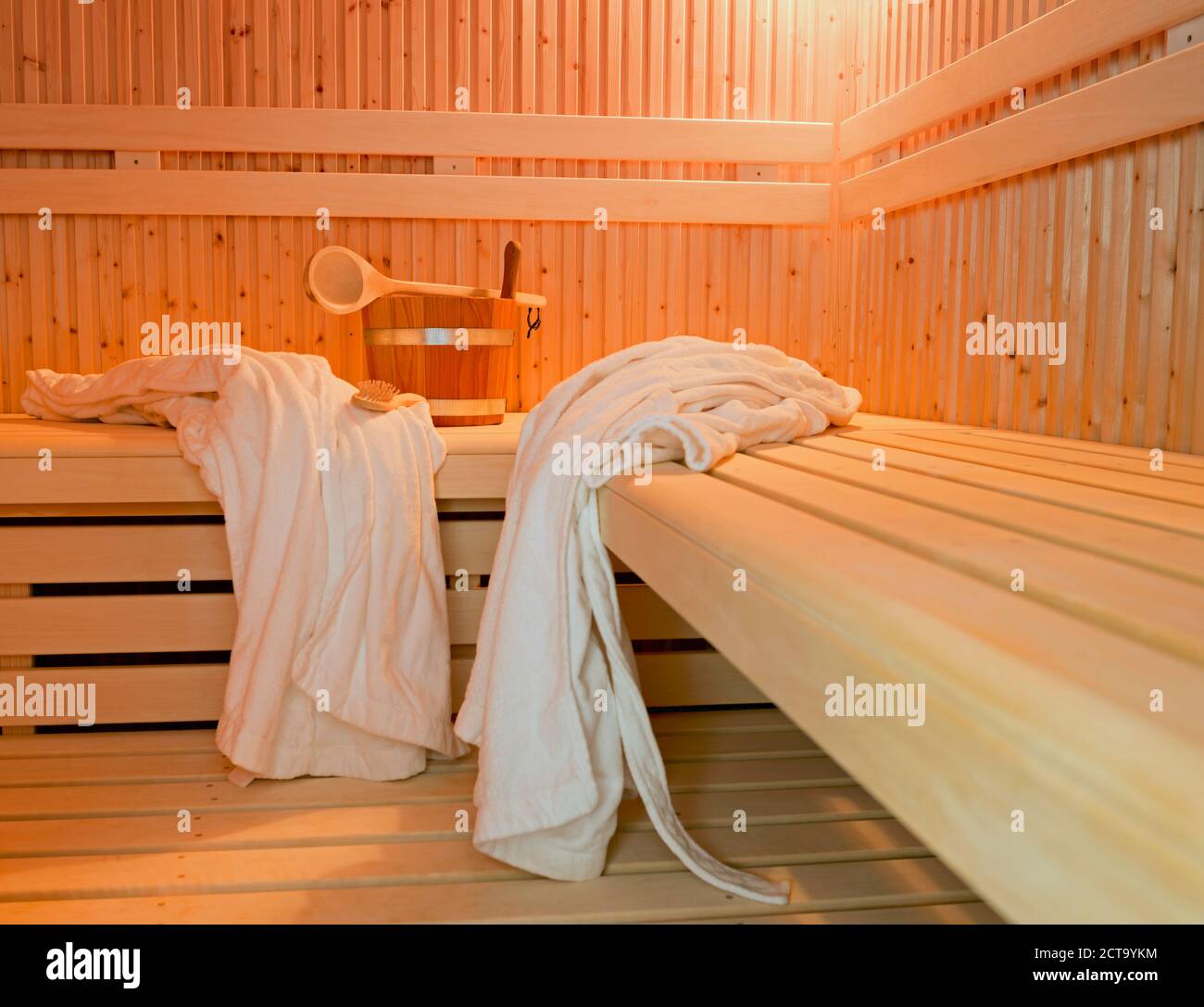 Alemania, Aquisgrán, sauna, bancos de madera, batas de baño, cepillo y bañera Foto de stock