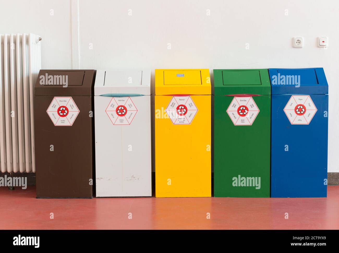 Cinco contenedores de reciclaje en la universidad técnica Foto de stock