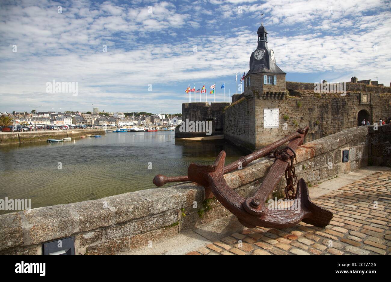 Francia, Bretagne, Finisterre, Concarneau, Old Town, Ville cerca y anclaje Foto de stock