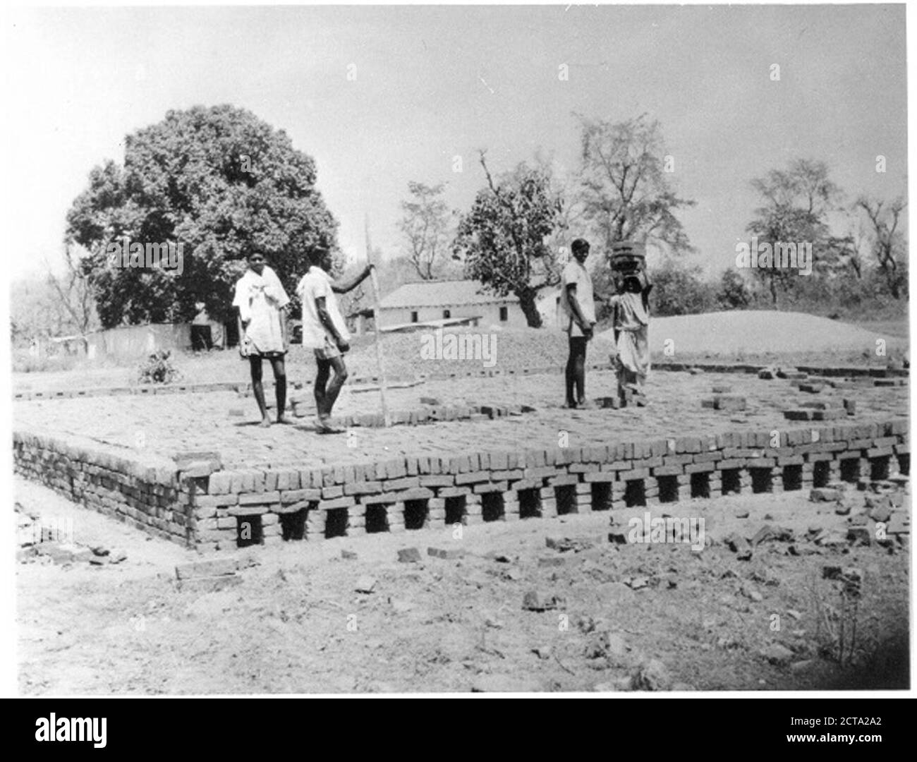 Construcción de horno de ladrillo para la construcción del Hospital Satbarwa India Fotografía de
