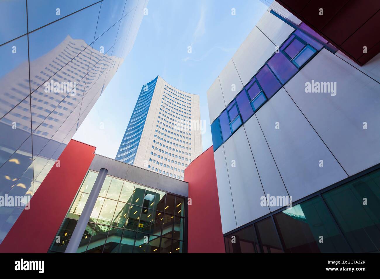 Alemania, en el Estado federado de Sajonia, Leipzig, arquitectura moderna en la universidad y City-Hochhaus Foto de stock