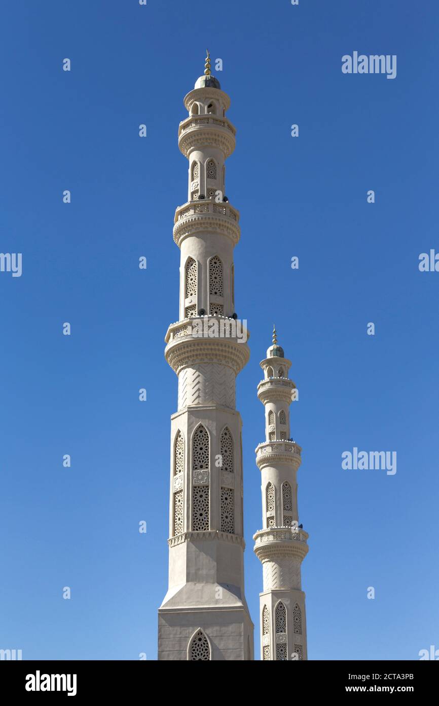 Egipto, Hurghada, dos minaretes de la mezquita El Mina delante de cielo azul Foto de stock