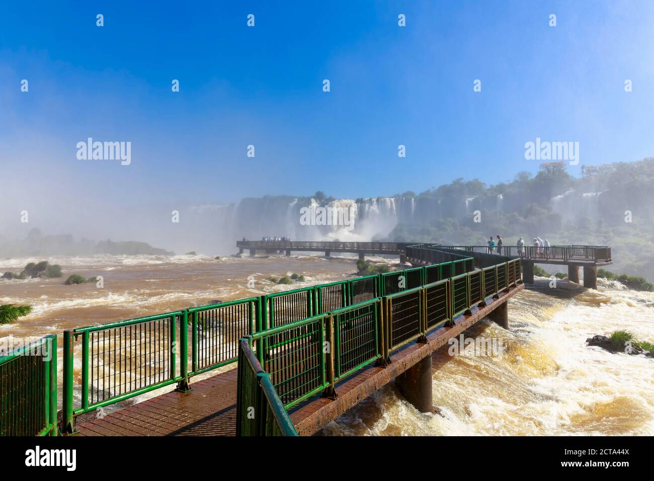 América del Sur, Brasil, Paraná, el Parque Nacional de Iguazú, las Cataratas del Iguazú, turistas en plataforma de visualización Foto de stock
