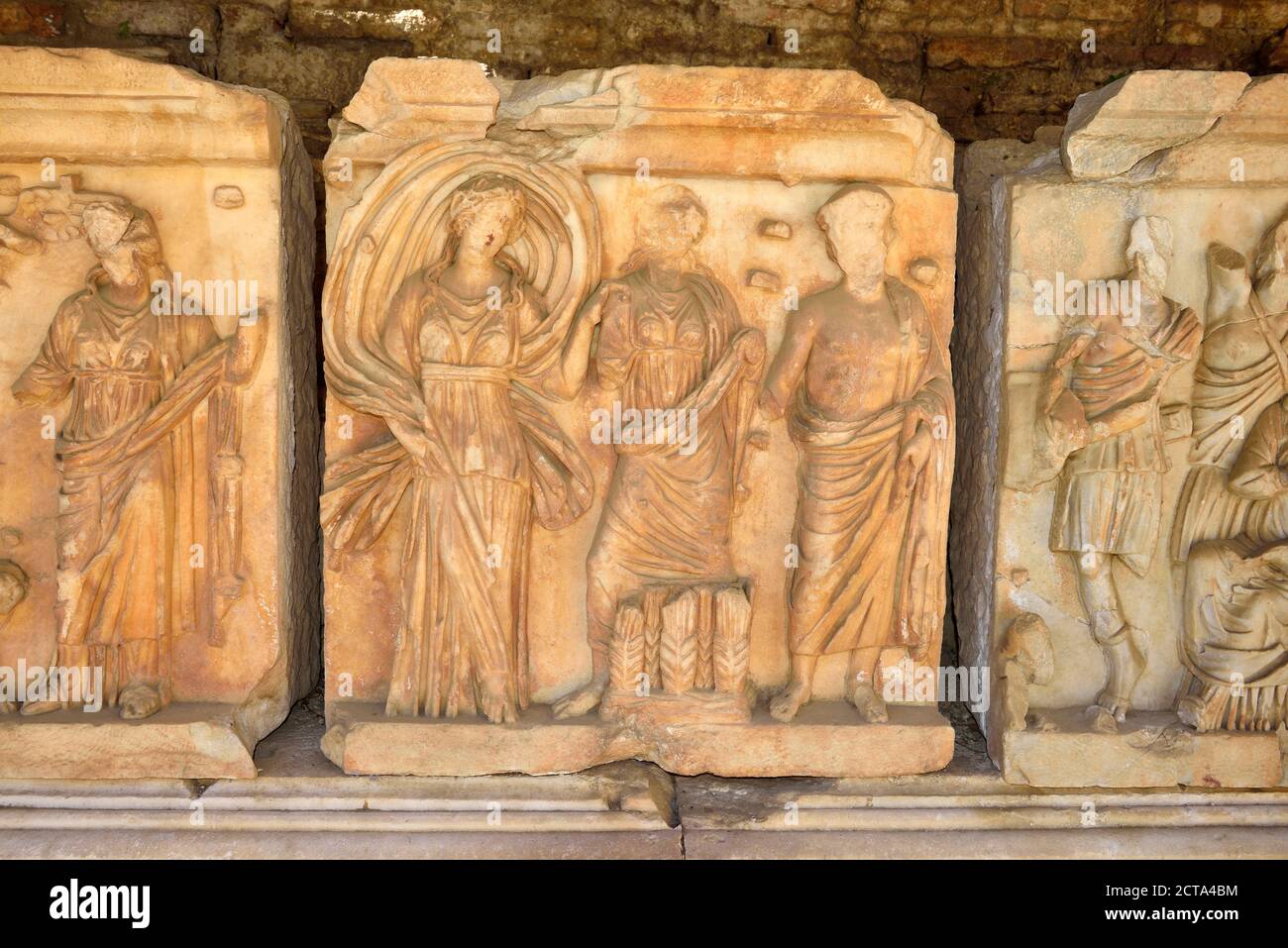 Turquía, Caria, templo de mármol friese en el sitio arqueológico de Nysa Foto de stock