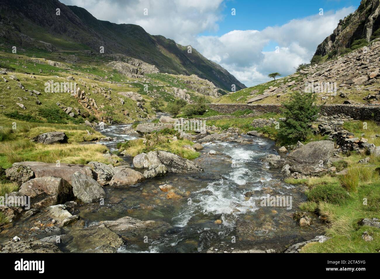Gran Bretaña, Gales, arroyo de montaña en Llanberis Pass en el Parque Nacional de Snowdonia Foto de stock