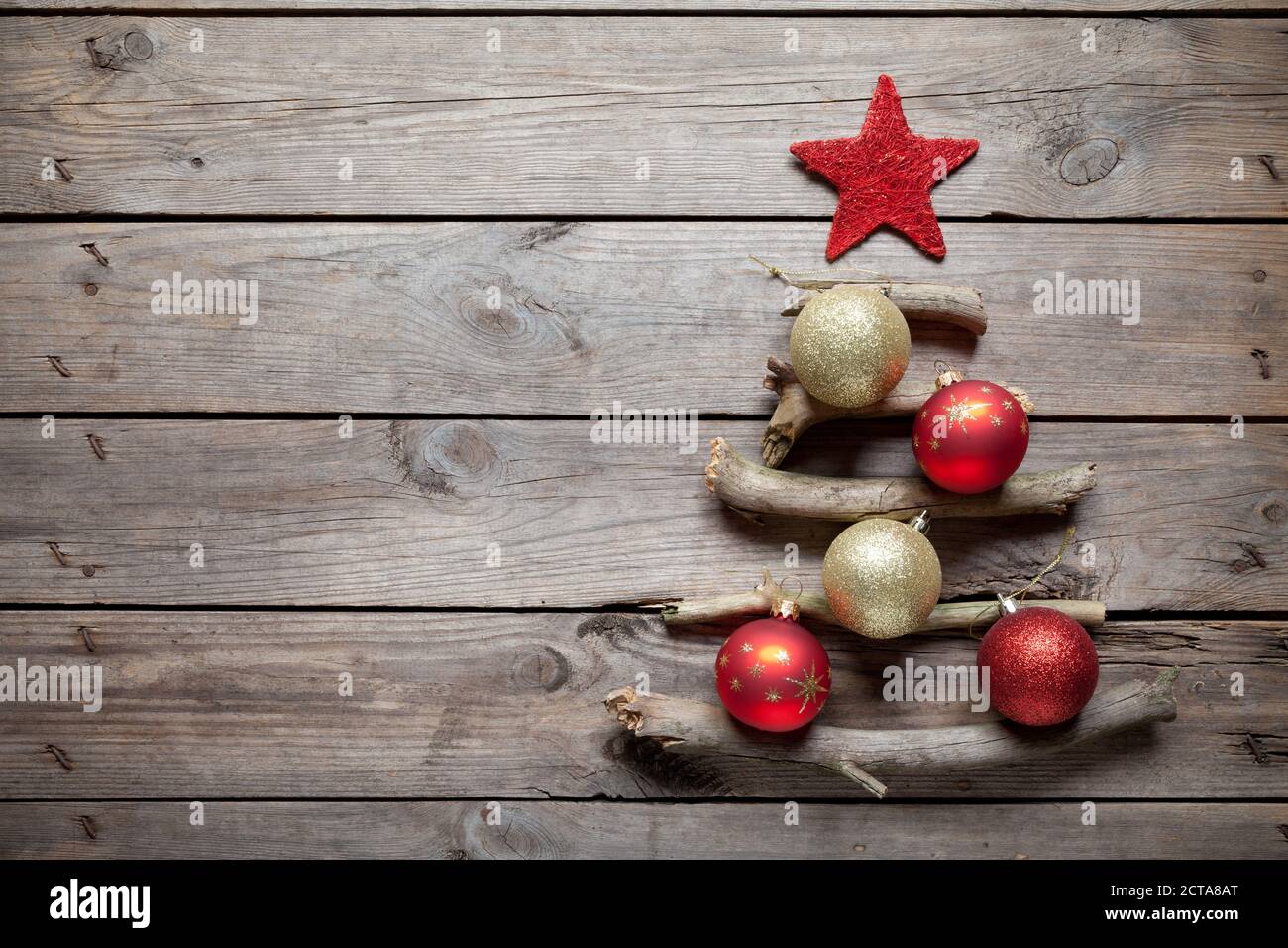 Árbol de Navidad hecho de palos con bolas en la mesa vieja. Este archivo se  limpia y se vuelve a archivar Fotografía de stock - Alamy