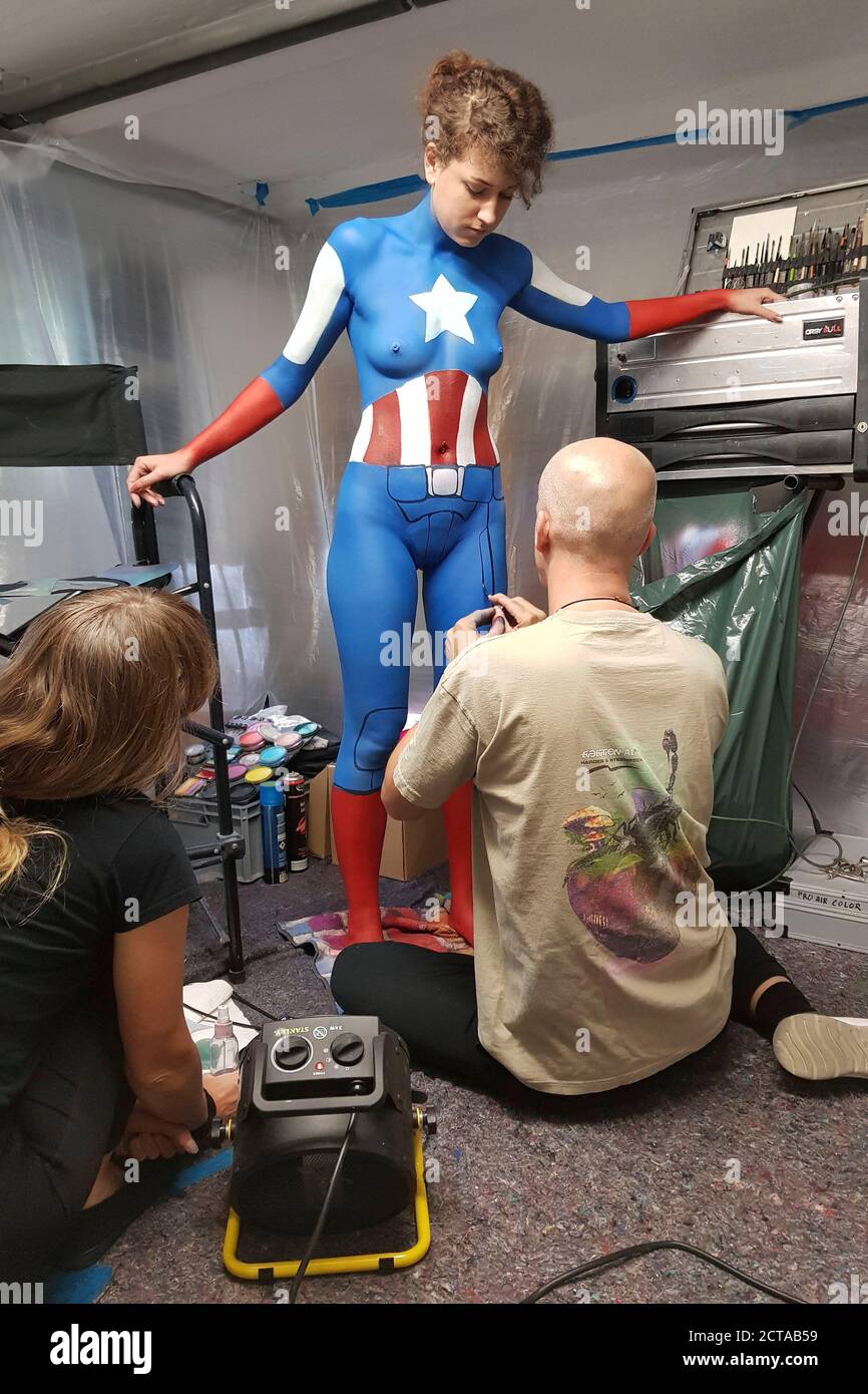 ARTE GEEK - Bodypainting y Transformaking: Enrico Lein y Lena Kiel preparándose para el Capitán América vs. Cráneo Rojo Photoshoot. Hameln, 20.09.2020 - un proyecto del fotógrafo Tschiponnique Skupin y los culturistas y transformadores Enrico Lein | uso en todo el mundo Foto de stock