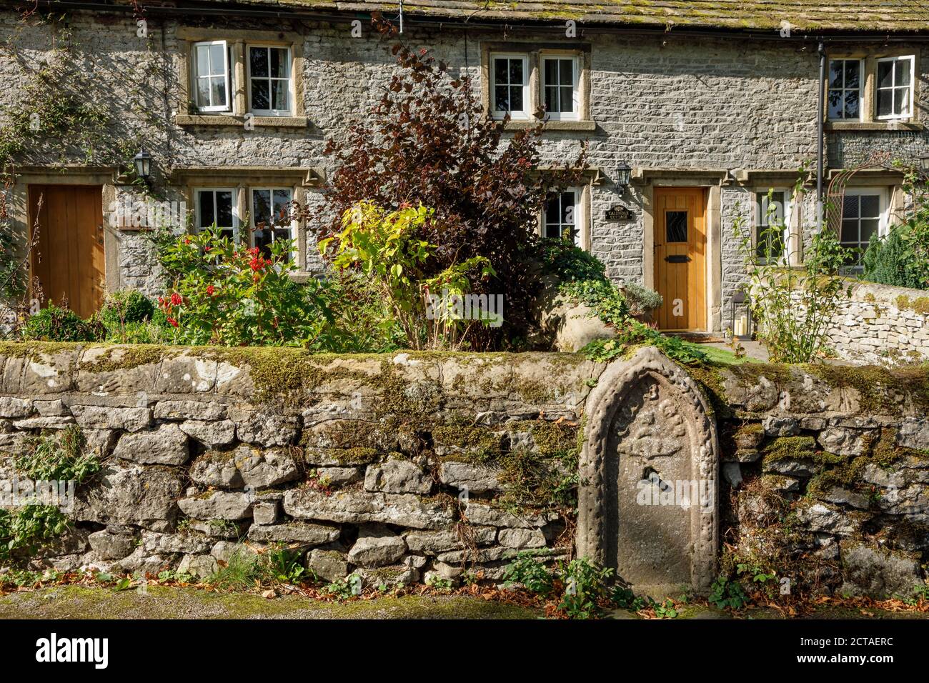 Un viejo pozo en el pueblo de Middleton-by-Youlgrave, Parque Nacional del Distrito de los Picos, Derbyshire Foto de stock
