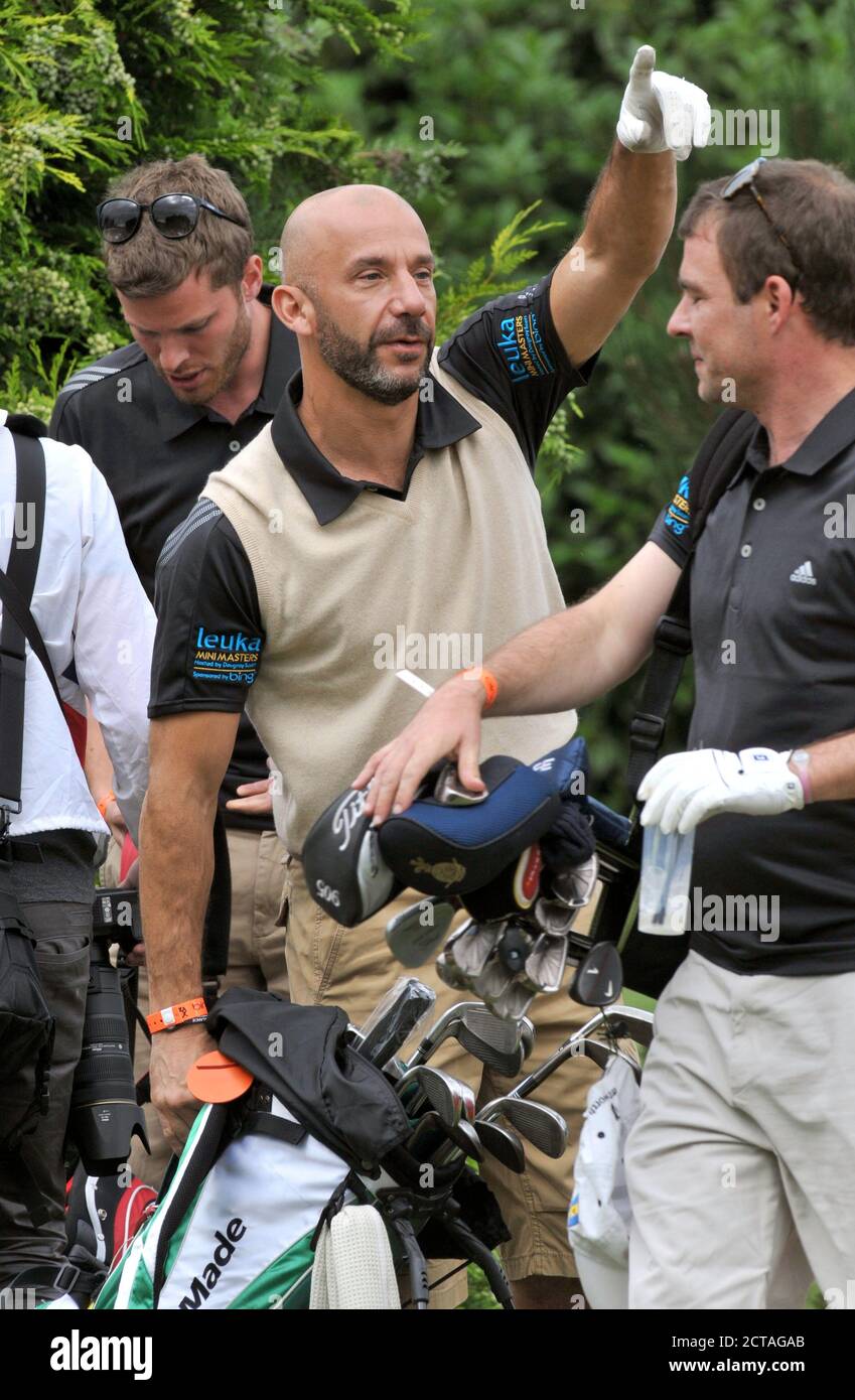 CHISWICK, LONDRES, REINO UNIDO: 16 DE JULIO DE 2010. El ex futbolista italiano y director, Gianluca Vialli, participa en el Leuka Charity Mini-Masters Golf en TH Foto de stock