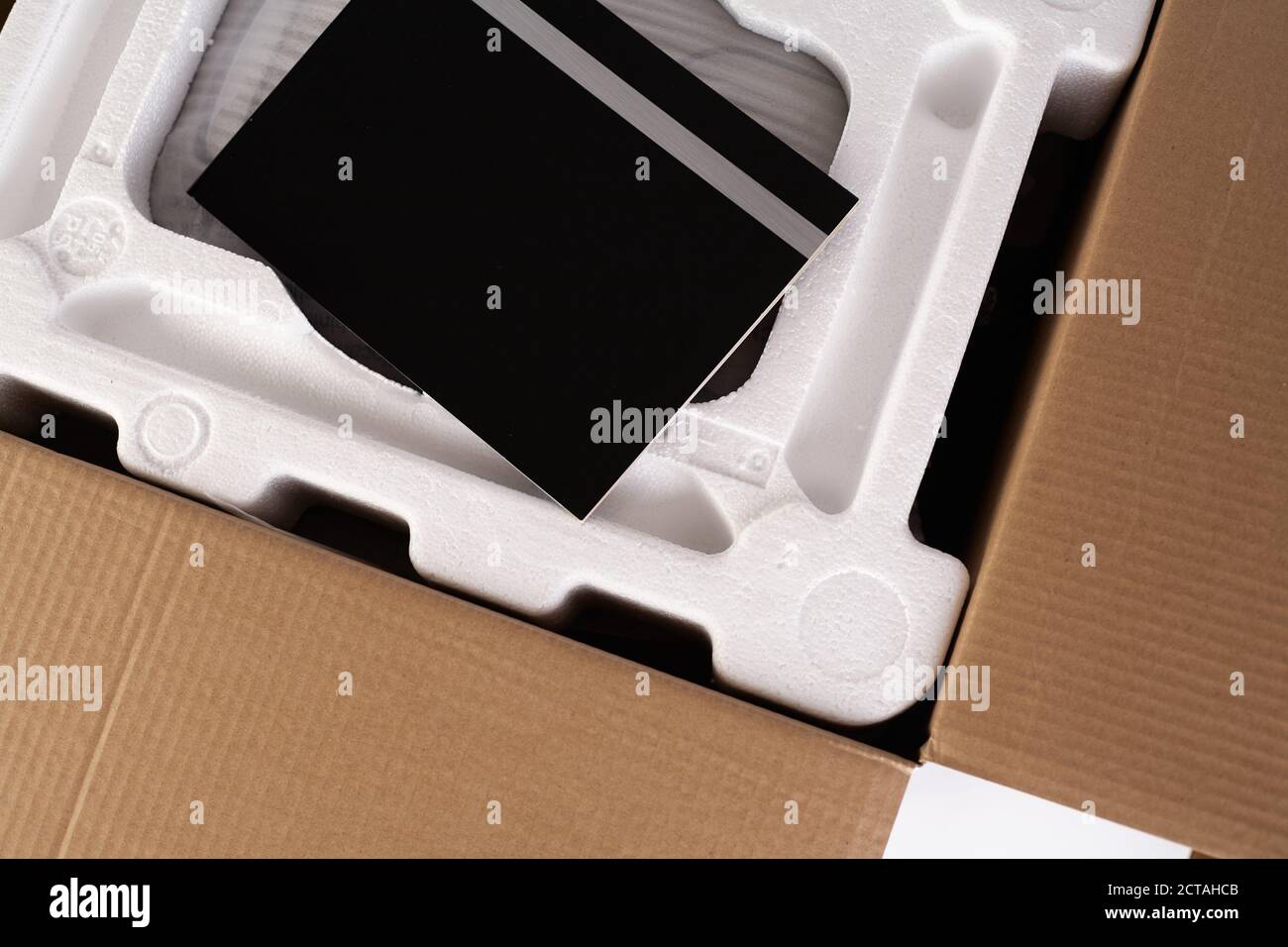 Caja de cartón vacía con relleno de espuma de poliestireno para un embalaje  seguro