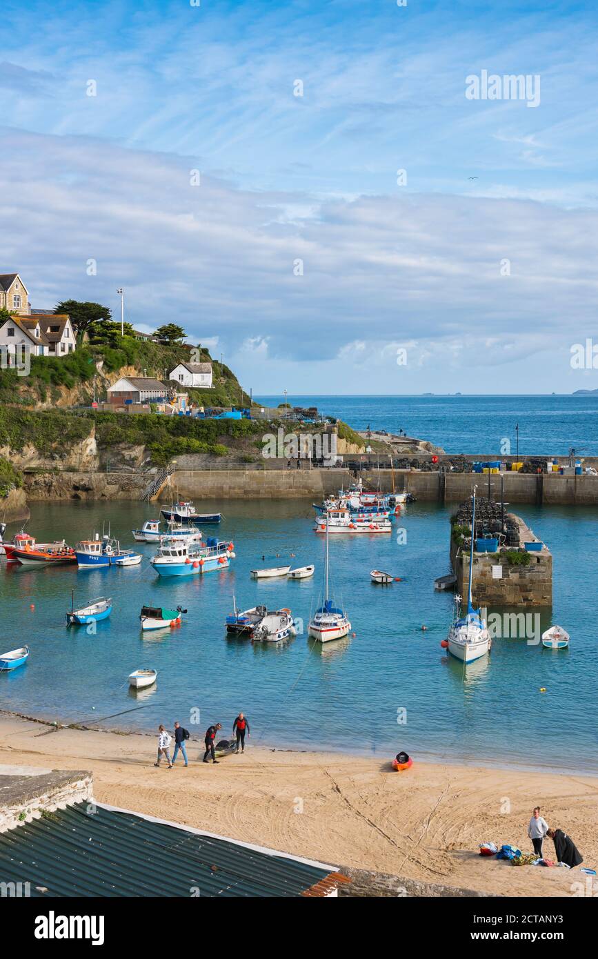 Newquay Reino Unido, vista en verano del puerto en Newquay, Cornwall, suroeste de Inglaterra, Reino Unido Foto de stock