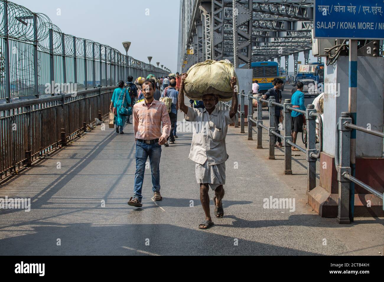 Kolkata, India - 2 de febrero de 2020: Peatones no identificados caminan sobre el puente de Howrah el 2 de febrero de 2020 en Kolkata, India Foto de stock