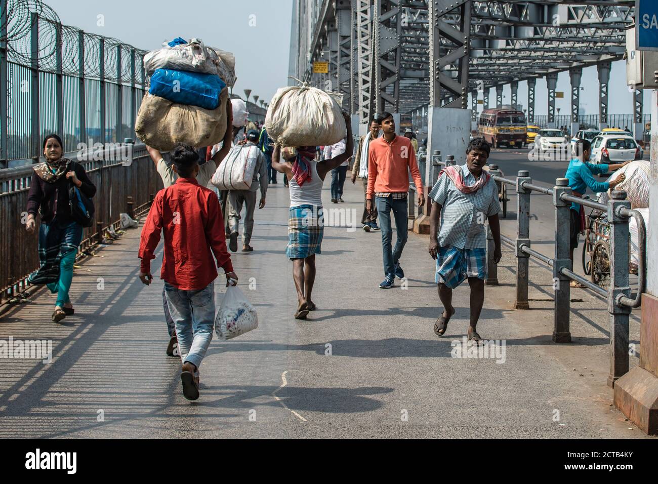 Kolkata, India - 2 de febrero de 2020: Peatones no identificados caminan sobre el puente de Howrah el 2 de febrero de 2020 en Kolkata, India Foto de stock