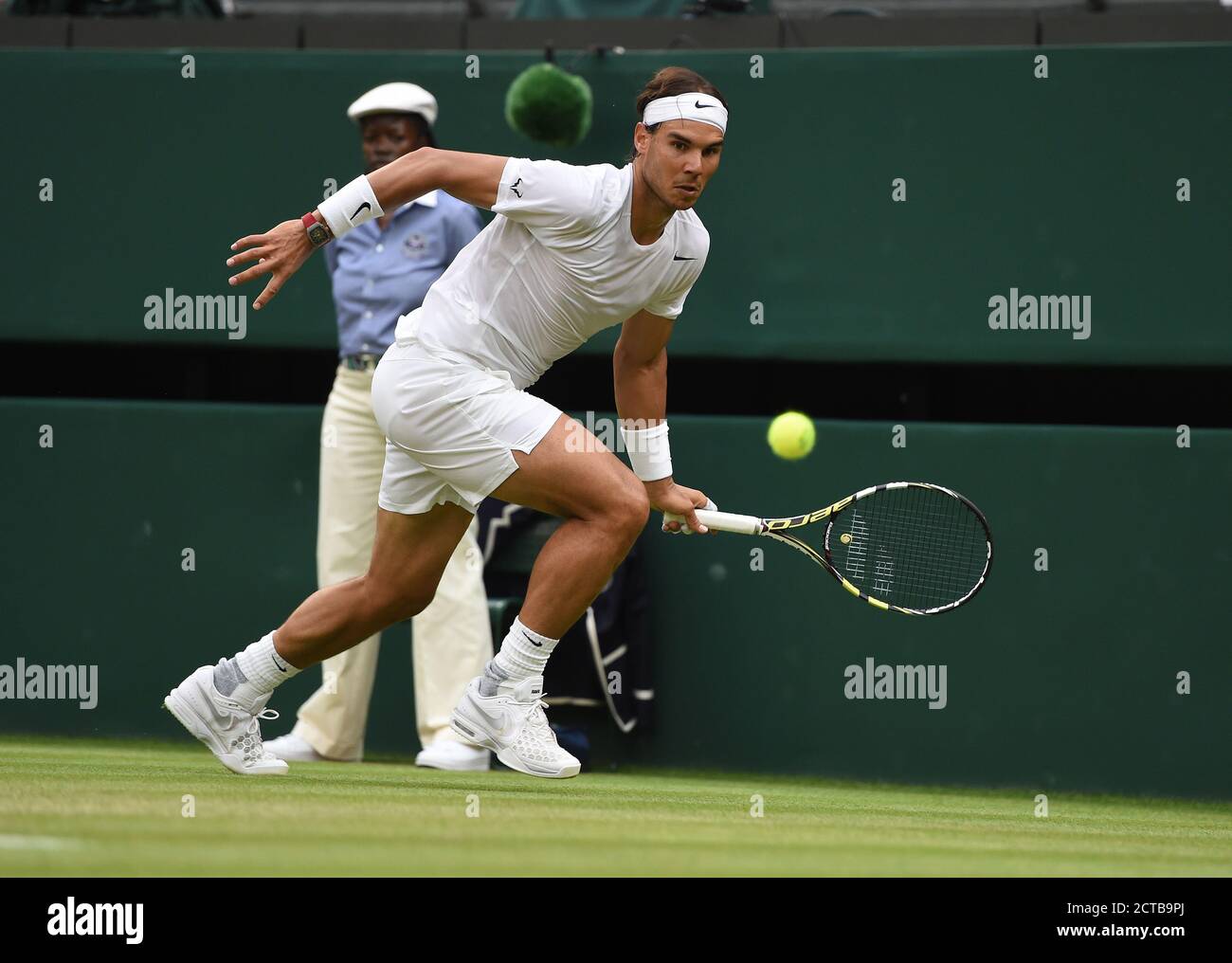 Mikhail Kukushkin contra Rafael Nadal. CAMPEONATO DE TENIS DE WIMBLEDON 2014. Crédito de la imagen: © Mark Pain / Alamy Foto de stock