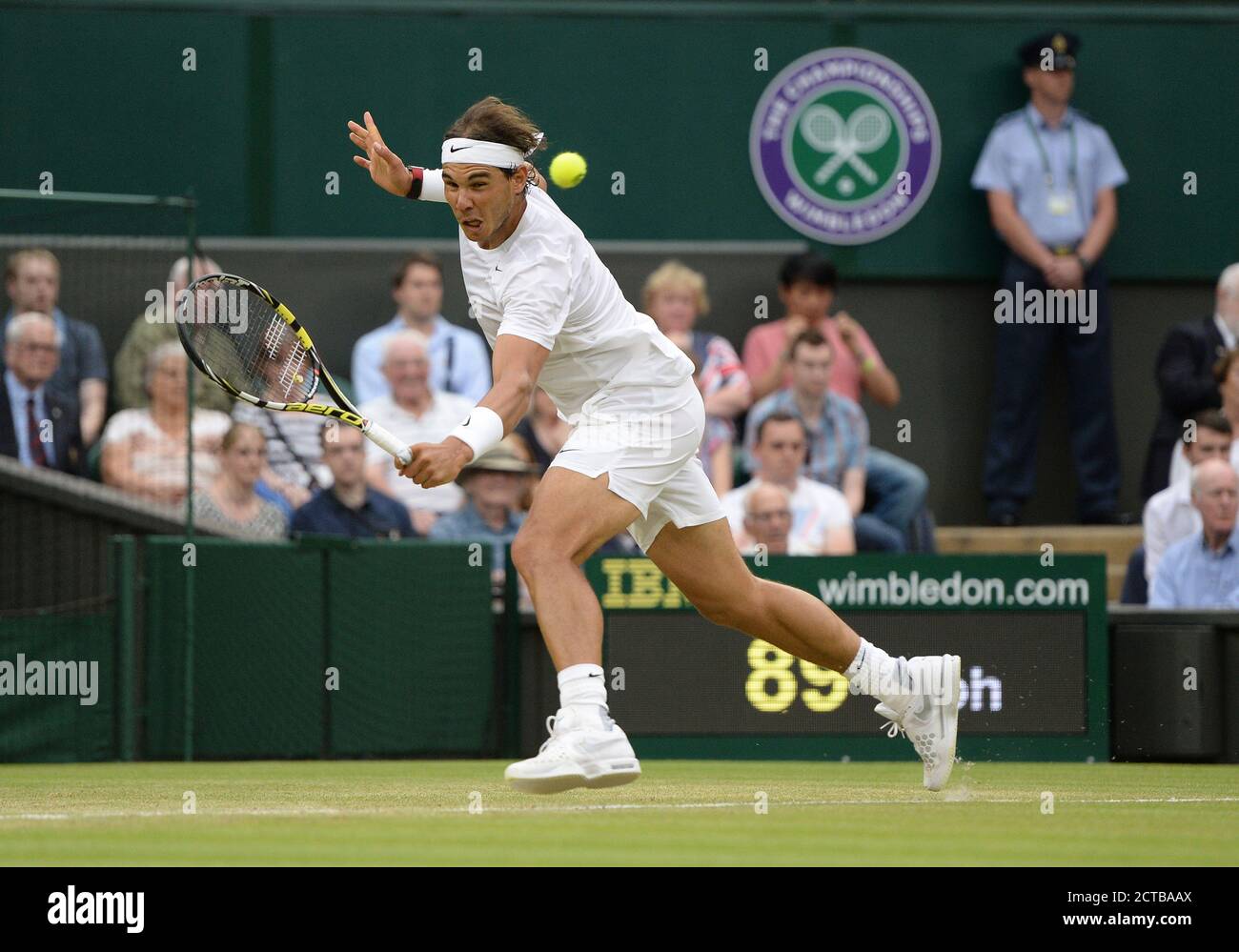 Mikhail Kukushkin contra Rafael Nadal. CAMPEONATO DE TENIS DE WIMBLEDON 2014. Crédito de la imagen: © Mark Pain / Alamy Foto de stock