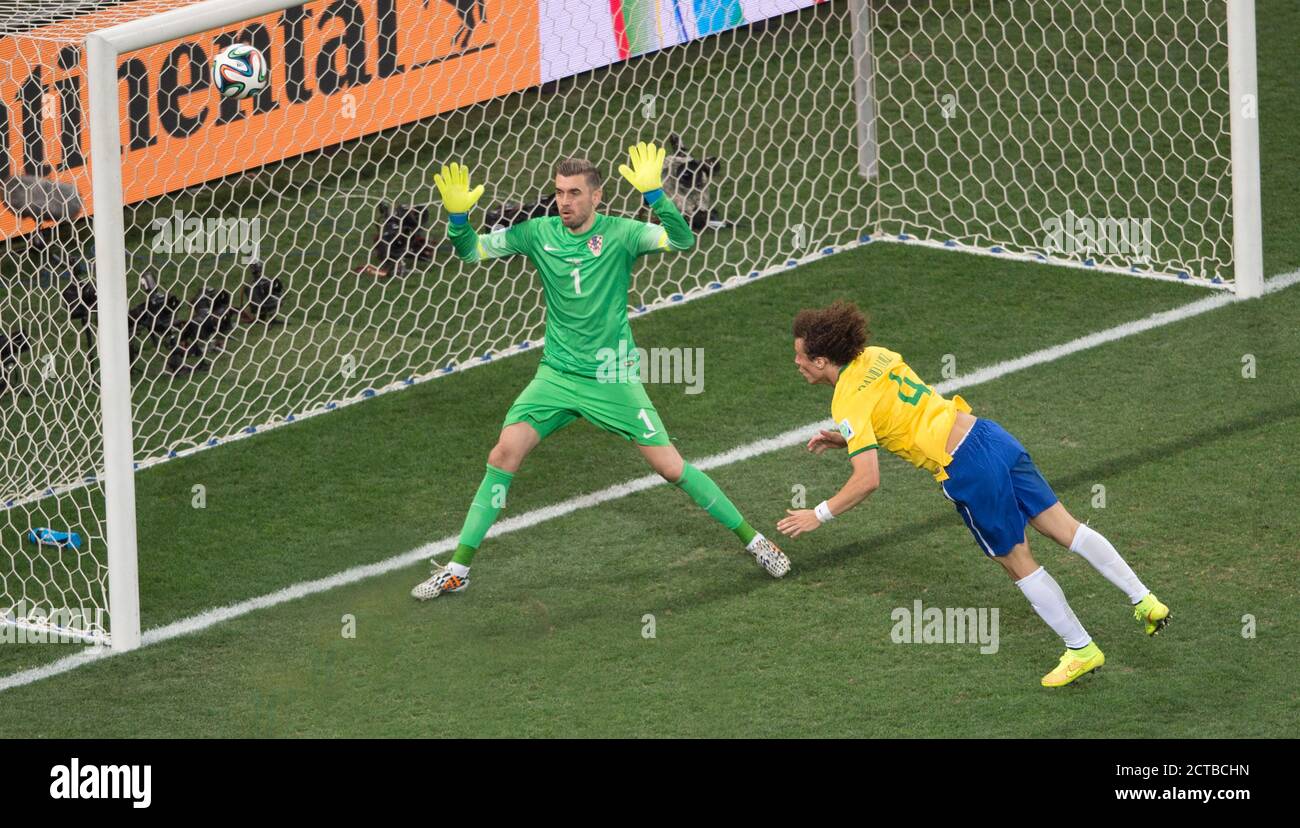 David Luiz se dirige hacia el gol. Brasil contra Croacia Brasil Copa Mundial 2014 - Arena de Sao Paolo Foto: Mark Pain / Alamy Foto de stock