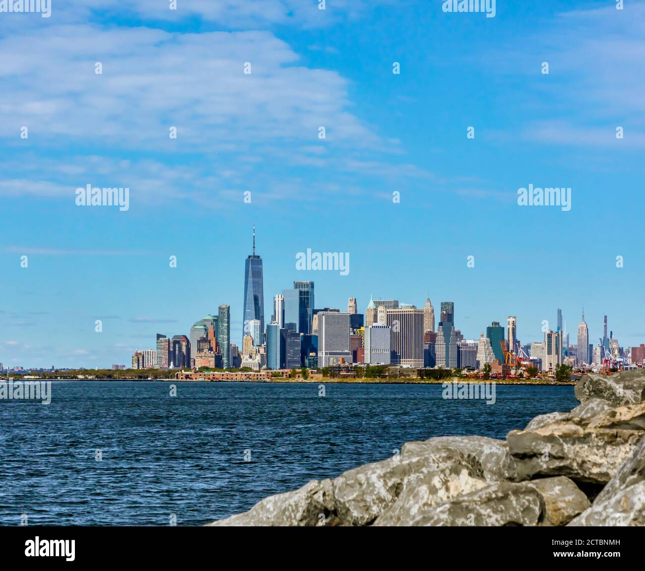 Nueva York, NY, EE.UU. - 20 de septiembre de 2020: Vista desde Brooklyn, NY a la parte baja del horizonte de Manhattan en el fresco día de otoño con un montón de cielo azul Foto de stock
