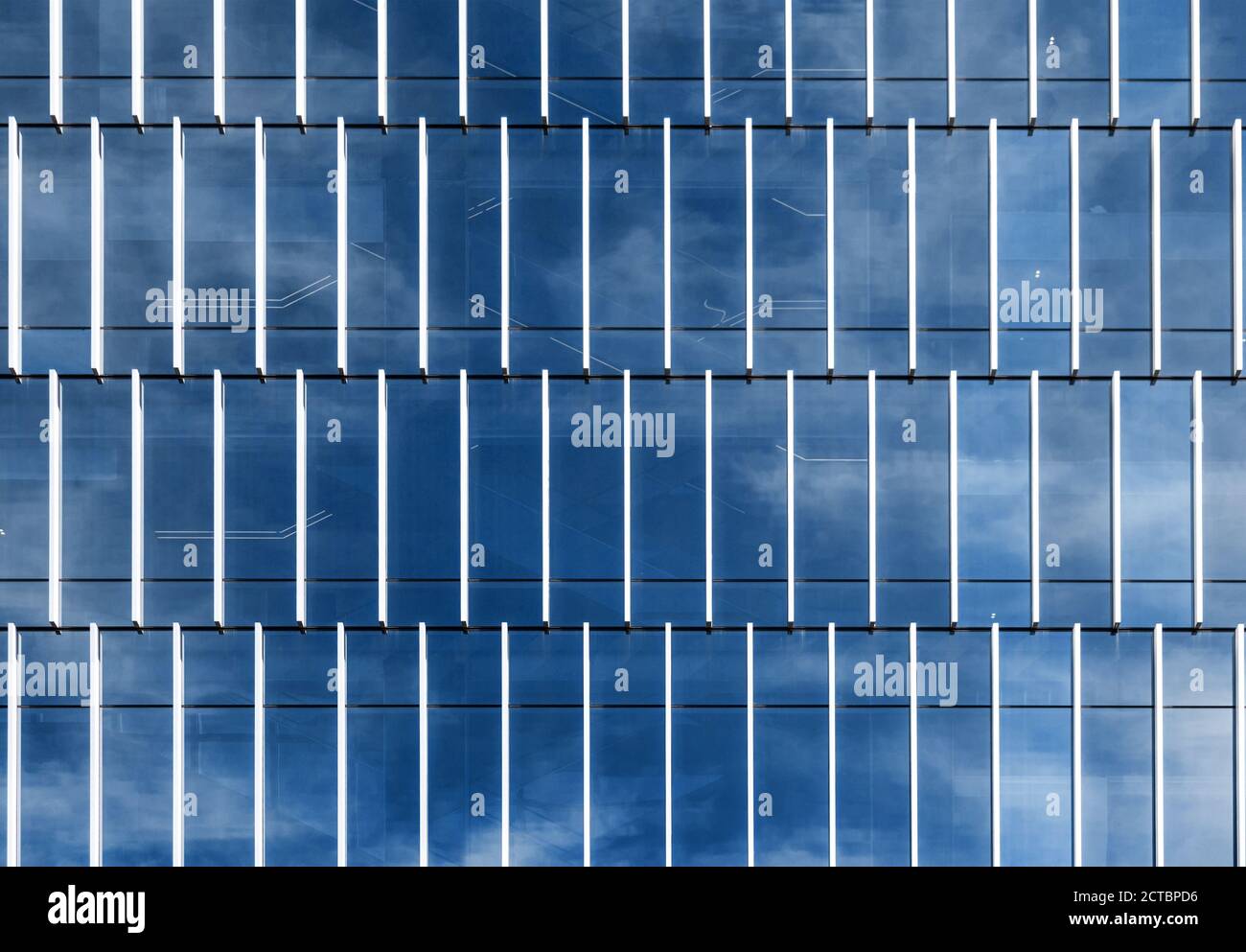 exterior moderno con espejo azul cielo reflejo en el fondo de la arquitectura Foto de stock
