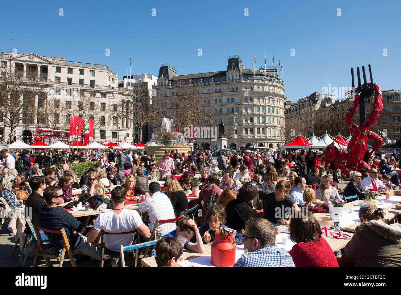 La gente asiste a la fiesta anual de San Jorge en Trafalgar Square, Londres, Inglaterra. Foto de stock