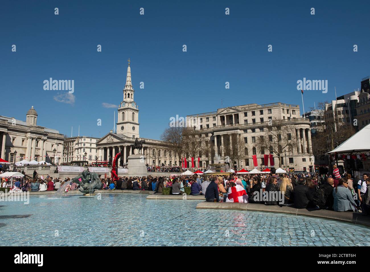 La gente asiste a la fiesta anual de San Jorge en Trafalgar Square, Londres, Inglaterra. Foto de stock