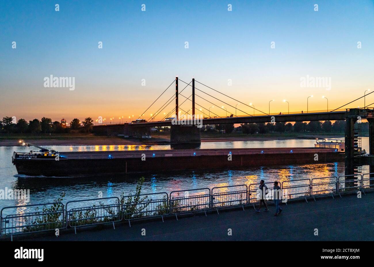 Horizonte de Düsseldorf en el Rin, puente Theodor Heuss, puesta de sol, Düsseldorf, NRW, Alemania, Foto de stock