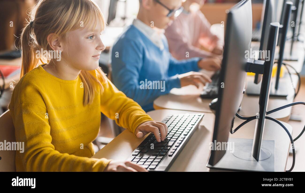 Aula de Ciencias de la Computación de la Escuela Primaria: Cute Little Girl  usa computadora personal, Aprendizaje de Lenguaje de Programación para  codificación de Software Fotografía de stock - Alamy