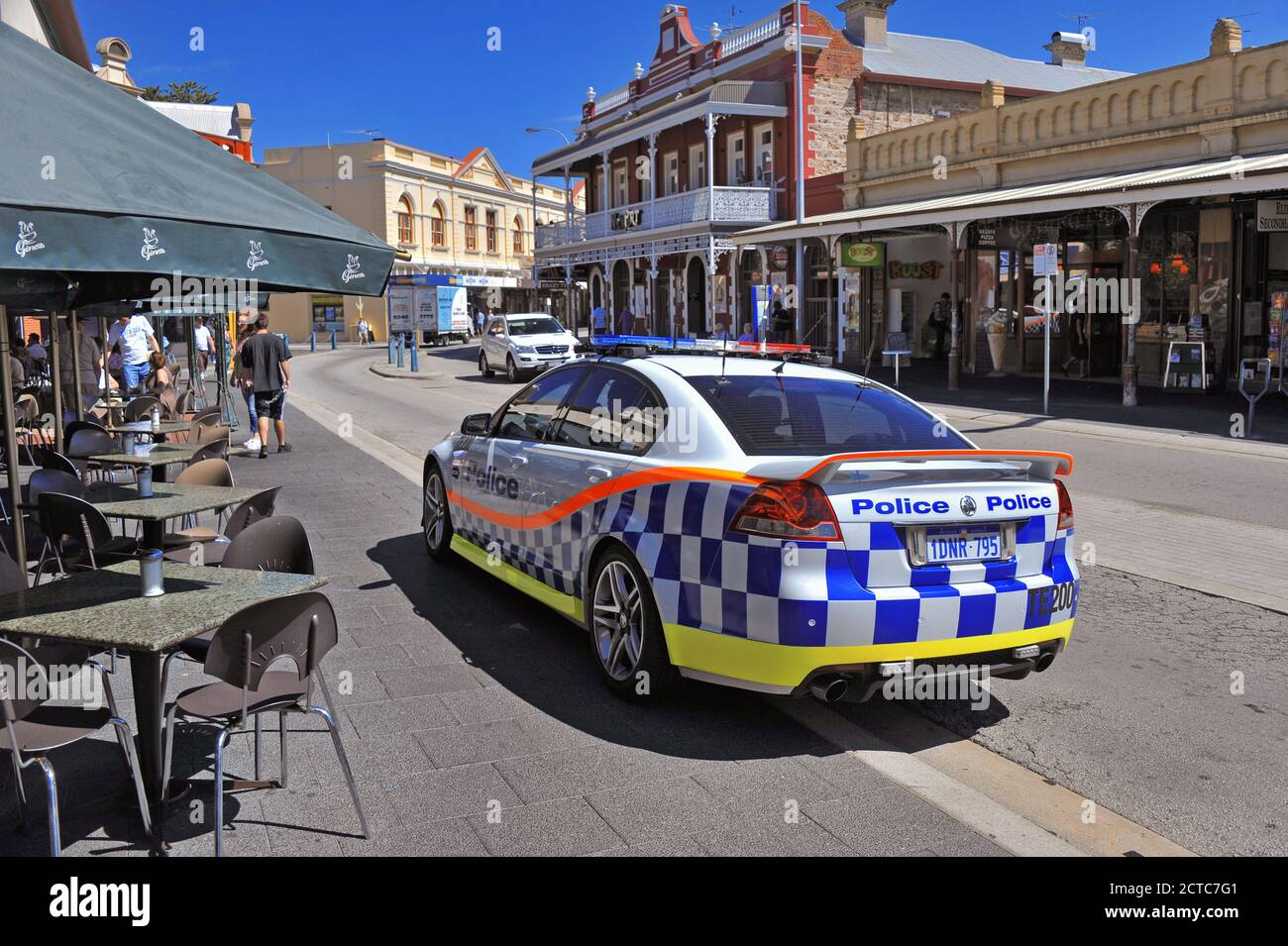 Un coche de la policía Holden, en la librea de la policía australiana occidental, en un ambiente urbano. Foto de stock
