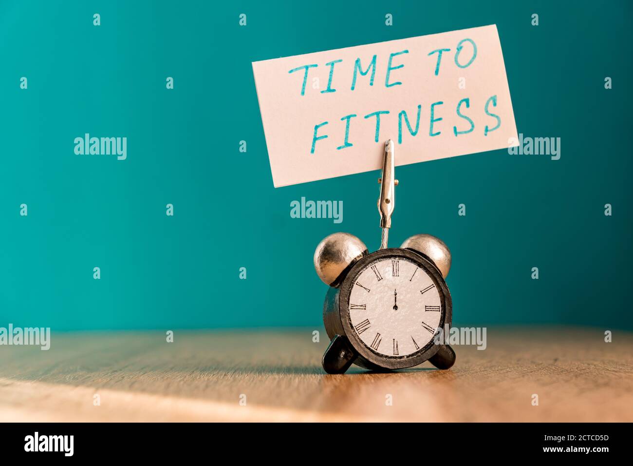 Reloj despertador y banner con frase manuscrita 'tiempo para hacer  ejercicio' en mesa de madera. Concepto de gestión del tiempo Fotografía de  stock - Alamy