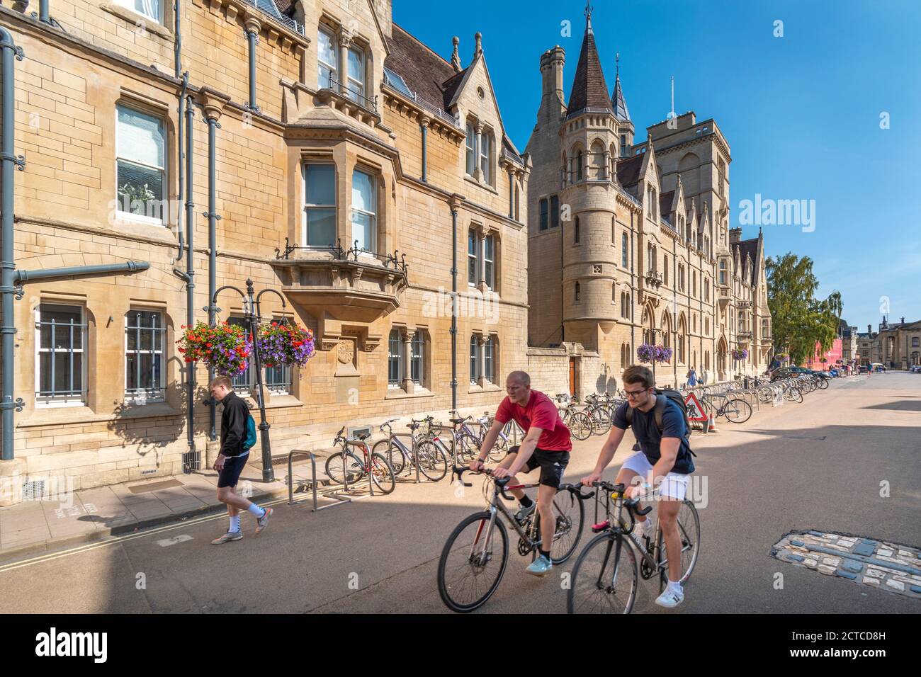 OXFORD CITY ENGLAND BALLIOL COLLEGE EN BROAD STREET CON EL LOS MÁRTIRES CRUZAN EN EL CAMINO Foto de stock