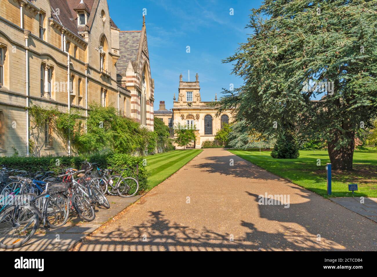 OXFORD CITY ENGLAND BALLIOL COLLEGE MIRANDO A TRAVÉS DE LAS PUERTAS LOS JARDINES Foto de stock