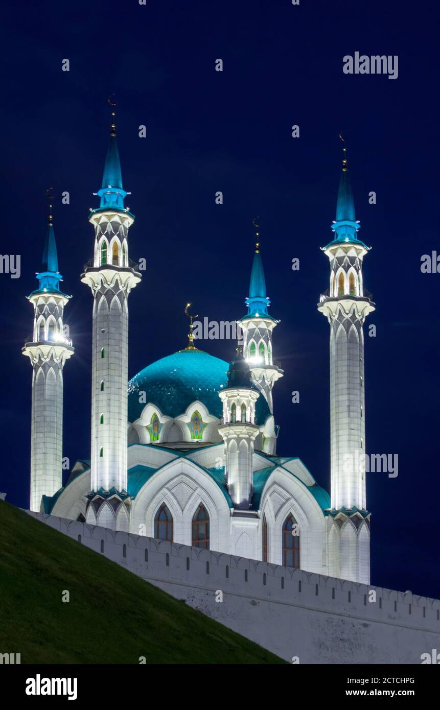Kazán, Rusia, 14 de septiembre de 2020. Mezquita Kul Sharif con iluminación nocturna. Foto de stock
