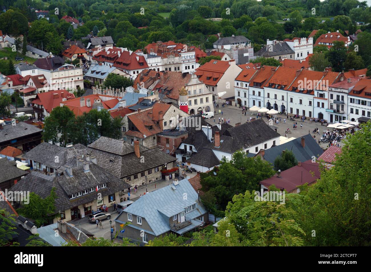 Una vista desde la parte superior de la plaza principal de la histórica ciudad renacentista de Kazimierz Dolny en Polonia. Foto de stock