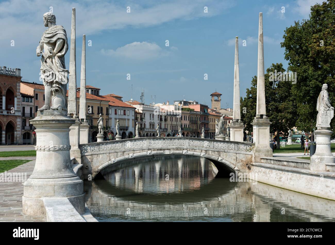 Prato della Valle, su canal y una selección de impresionantes estatuas clásicas en pedestales, Padua, Veneto, Italia. Foto de stock